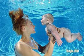 Первые купания ребенка, обучение плавать малыша